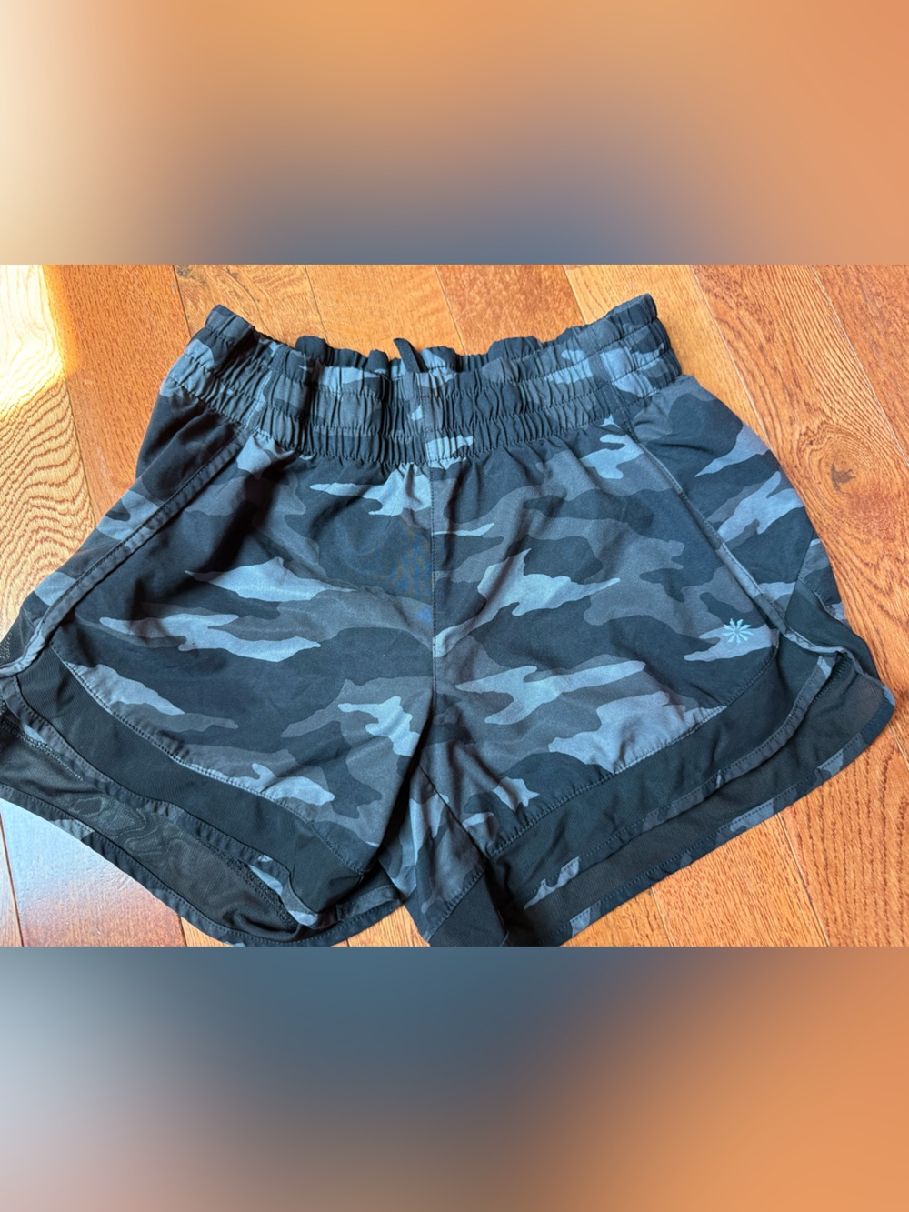 Athleta Printed Mesh Racer Run 4” Shorts Windstorm Black Camo XS